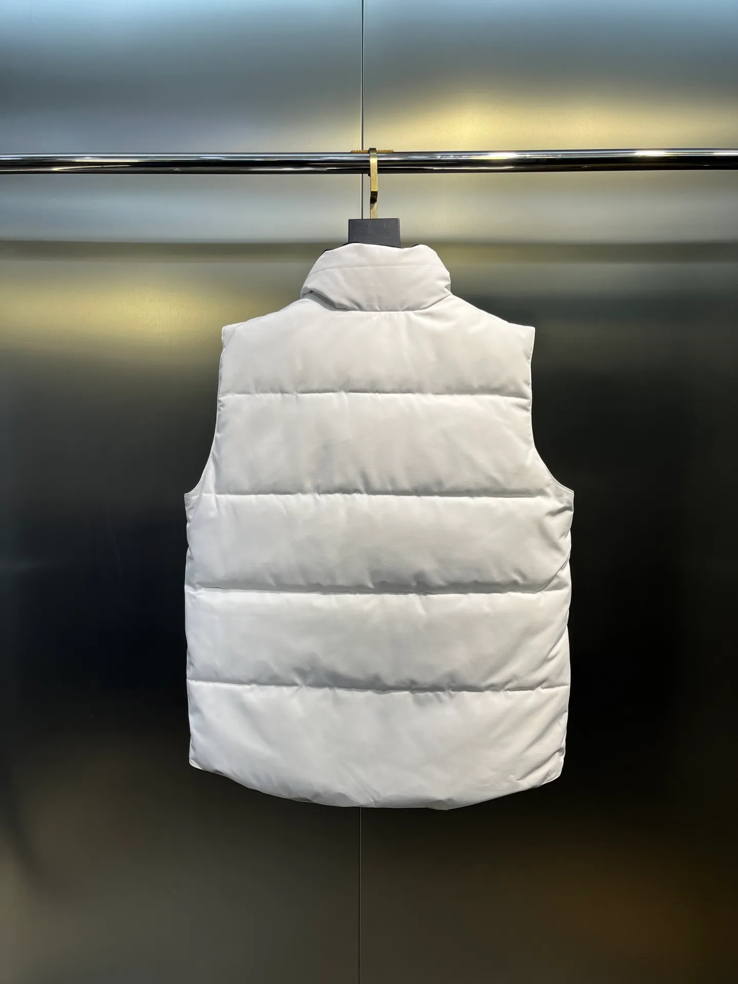 P380 🇨🇦Canada Goose""🇨🇦🌟 (Pure white non-refundable) Garson down vest has always been recognized as the warmest down jacket. Various Instagram celebrities, Internet celebrities, and celebrities often wear it for street photos. I make Canada Goose every year, but I still can't get rid of my love for it. No matter how cold the days are, there is no need to be afraid, because there is! Filled with 90% white duck down, it is the legendary warmest down jacket and is known as a must-have for Arctic outdoor sports! The most popular down jacket in the world, celebrities are rushing to buy it, it is a must-have!  Size: XS to 2XL